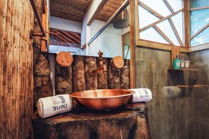 Premium dubbelrum | Badrum | Dusch, regndusch, gratis toalettartiklar och handdukar