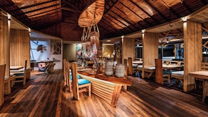 Un intérieur rustique avec des planchers en bois et un plafond haut.