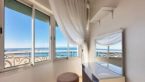 A balcony with a view of the beach and ocean. - Siréna Del Tánger (Tanger)