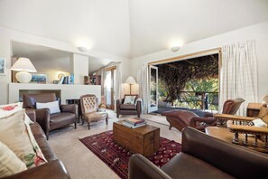 Smart-TV, Kamin, Bücher, Drucker