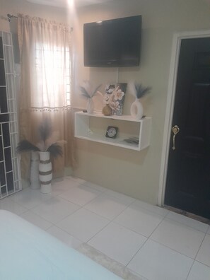 4 bedrooms, iron/ironing board, WiFi, bed sheets - Welcome to Bobby's Vacational Home an oasis away from home. (Portmore)