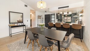 Una cocina moderna con zona de comedor.