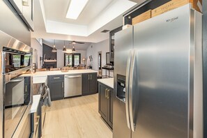 冷蔵庫、電子レンジ、オーブン、コンロ