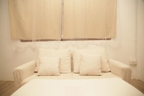 24-inch flat-screen TV with digital channels, Netflix - Friend's House Arak  (Chiang Mai)