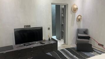 6 bedrooms, iron/ironing board, WiFi, bed sheets