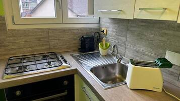 Frigorifero, forno, piano cottura, macchina per tè/caffè