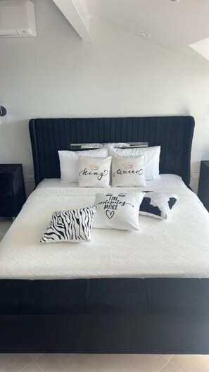 4 bedrooms, iron/ironing board, WiFi, bed sheets - Sunken seated fire pit villa! (Foca)