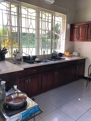 Private kitchen - Cozy Island Coastal Home (Ocho rios)