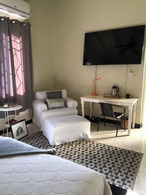 1 bedroom, iron/ironing board, WiFi, bed sheets - Cozy Island Coastal Home (Ocho rios)