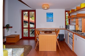 Apartamento, vistas al lago | Cocina privada | Frigorífico, microondas, placa de cocina y máquina de café espresso