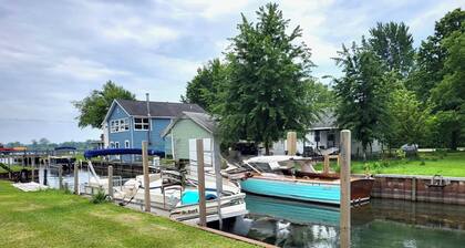 Pointe Haven,
right off the North Channel
WITH OR WITHOUT PONTOON!
480/330