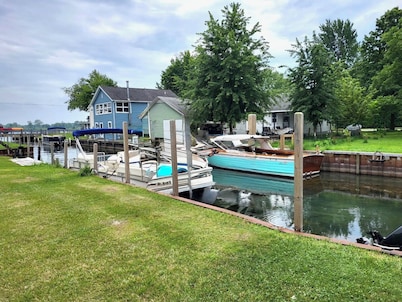 Pointe Haven,  
right off the North Channel
WITH OR WITHOUT PONTOON!
480/330