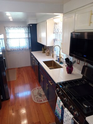 Fridge, microwave, oven, stovetop - Pointe Haven,  
right off the North Channel
WITH OR WITHOUT PONTOON!
480/330 (Algonac)