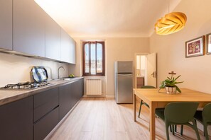 Køleskab, mikrobølgeovn, ovn, kogeplade