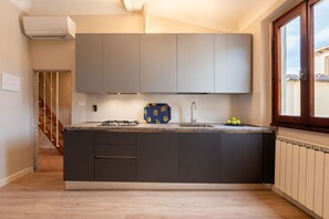 冷蔵庫、電子レンジ、オーブン、コンロ