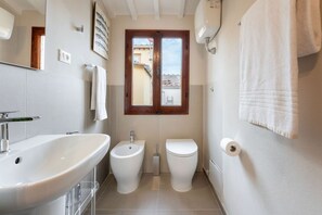 Douche, sèche-cheveux, bidet