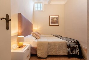 2 soverom, skrivebord, strykejern/-brett og wi-fi