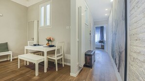 A room with a dining table, chairs, a bench, a small stool, and a window. - Fiesolana's Flower with balcony (Firenze)