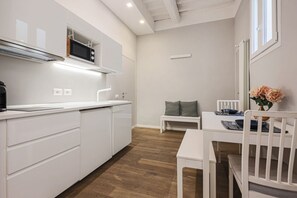 Fridge, microwave, stovetop, coffee/tea maker - Fiesolana's Flower with balcony (Firenze)