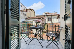 Outdoor dining - Fiesolana's Flower with balcony (Firenze)