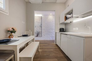 Kühlschrank, Mikrowelle, Herdplatte, Wasserkocher mit Kaffee-/Teezubehör