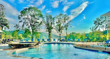 Escape to “Studio A”! Lake, Pool, Splash Pad, Hot Tub, Kayaks, fire pit, etc.!