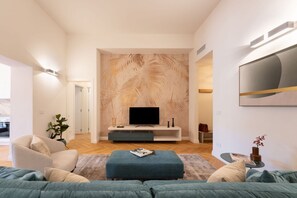 TV - Modern Florentine Terrace (Florence)