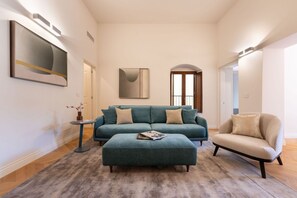 TV - Modern Florentine Terrace (Florence)