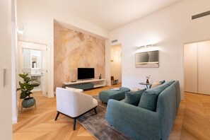 TV - Modern Florentine Terrace (Florence)