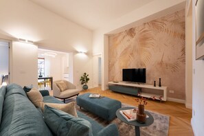 TV - Modern Florentine Terrace (Florence)