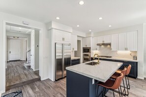 Fridge, microwave, oven, stovetop - Walk to Beach, Pool & Hot Tub, Gated Community (Carlsbad)