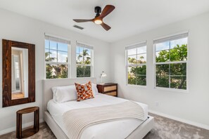 4 bedrooms, desk, iron/ironing board, WiFi - Walk to Beach, Pool & Hot Tub, Gated Community (Carlsbad)