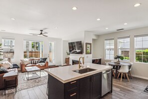 Interior - Walk to Beach, Pool & Hot Tub, Gated Community (Carlsbad)