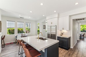 Fridge, microwave, oven, stovetop - Walk to Beach, Pool & Hot Tub, Gated Community (Carlsbad)
