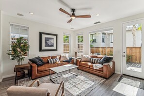 Smart TV, fireplace - Walk to Beach, Pool & Hot Tub, Gated Community (Carlsbad)