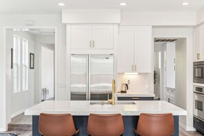 Fridge, microwave, oven, stovetop - Walk to Beach, Pool & Hot Tub, Gated Community (Carlsbad)