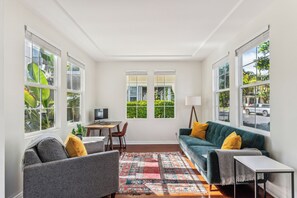 Smart TV, fireplace - Walk to Beach, Pool & Hot Tub, Gated Community (Carlsbad)