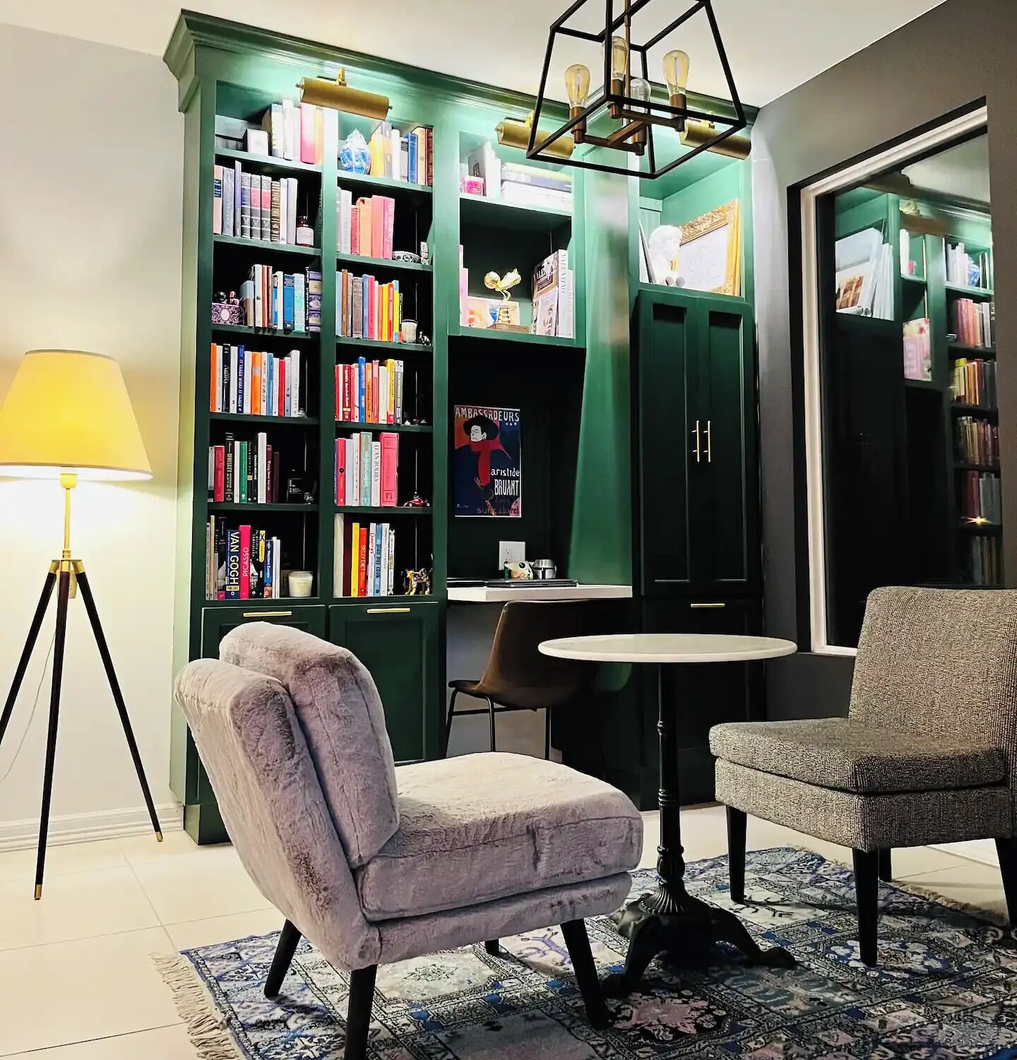Un coin lecture confortable avec un fauteuil moelleux, une petite table ronde et une bibliothèque remplie de livres.