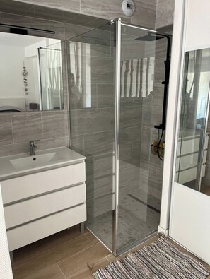 Bruser, hårtørrer, håndklæder, Toiletpapir