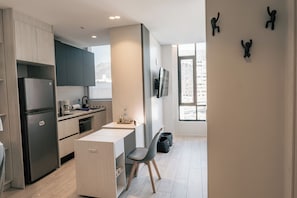 Fridge, microwave, stovetop, coffee/tea maker - EcoVida707: Modern and sustainable studio apartment in the best area of Quito. (Quito)