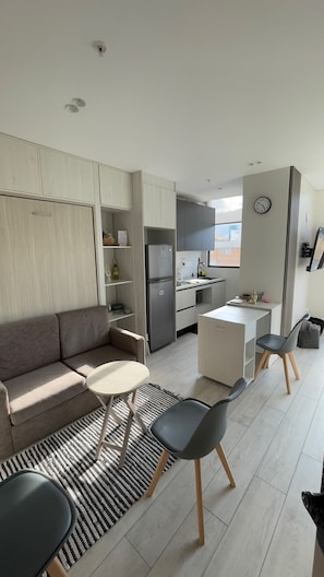 Smart TV - EcoVida707: Modern and sustainable studio apartment in the best area of Quito. (Quito)