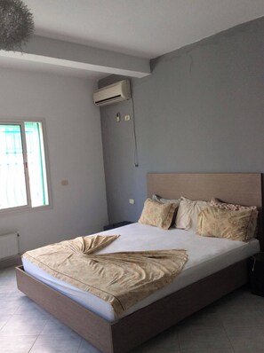4 bedrooms, desk, WiFi