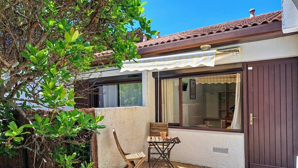 Outdoor dining - Comfortable studio close to the shops and oceans (LIT ET MIXE)