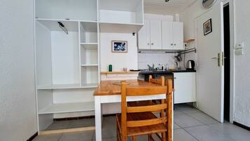 Réfrigérateur, micro-ondes, batterie de cuisine, vaisselle et ustensiles