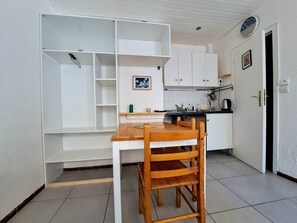 Réfrigérateur, micro-ondes, batterie de cuisine, vaisselle et ustensiles