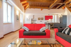 아파트 | 거실 공간 | 위성 채널 시청이 가능한 35인치 TV