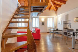 아파트 | 거실 공간 | 위성 채널 시청이 가능한 35인치 TV