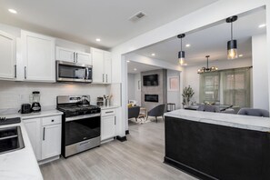 冷蔵庫、電子レンジ、オーブン、コンロ