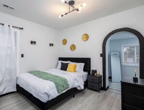 2 室のベッドルーム、デスク、アイロン / アイロン台、WiFi (無料)