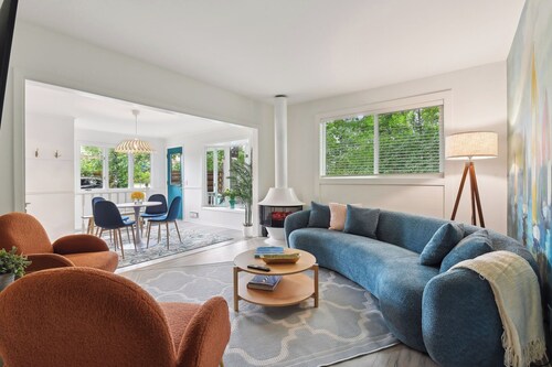 Wayzata Colorful Home w/ Office!